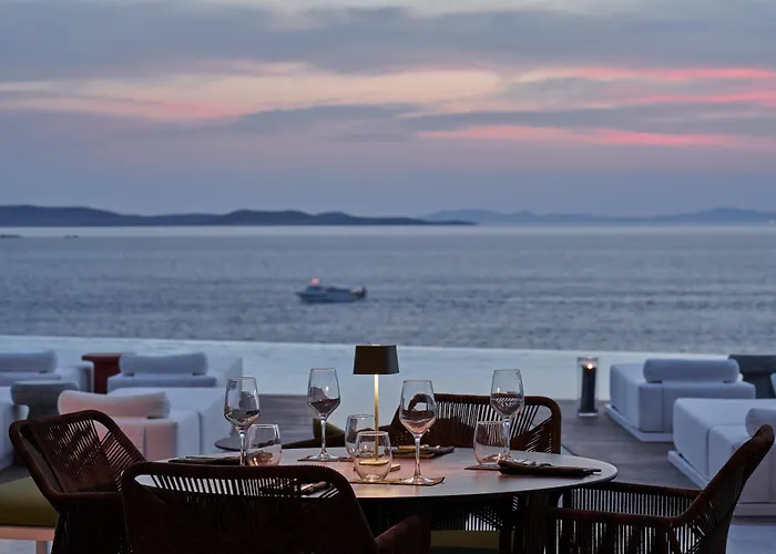 Kouros Hotel & Suites